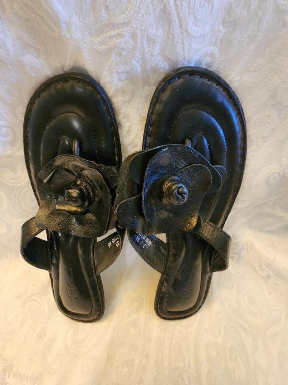 B O C  BORN SIZE 7 WOMENS THONG BLACK SANDLES